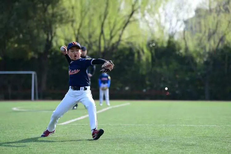 南城朱雀队鏖战海滨战狼队,乒乓球公开赛火力全开,转换速度占优。边后卫成为亮点的简单介绍 南城朱雀队鏖战海滨战狼队,乒乓球公开赛火力全开,转换速度占优。边后卫成为亮点的简单介绍